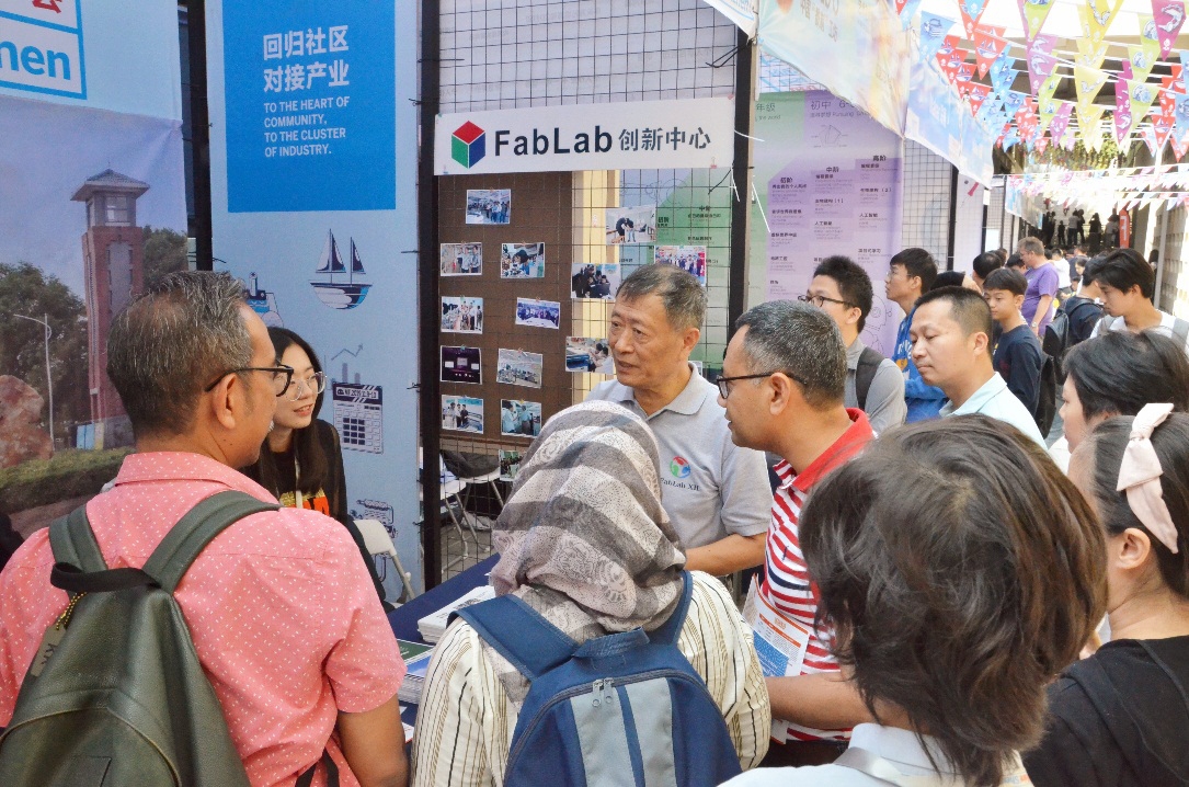 我校fab lab创新中心胡铁君教授与马来西亚教育部代表交流