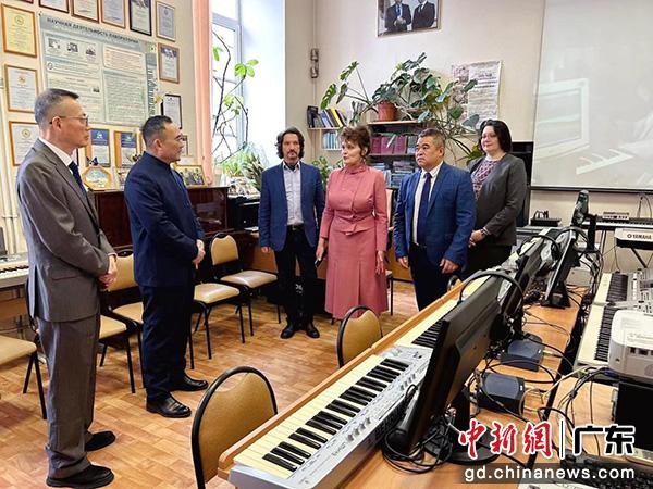 广州新华学院教育考察团一行参观俄罗斯国立（赫尔岑）师范大学数字音乐课室