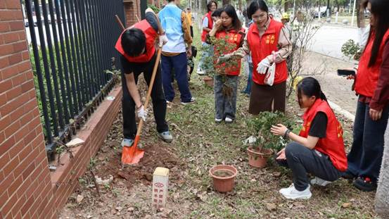 我校举行2026年师生共植“绿美青年林”活动
