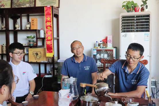 图为采访现场（左二为罗新辉）