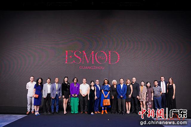 广州新华学院董事会董事、副校长刘婉莉与嘉宾们合影（广州新华学院供图）
