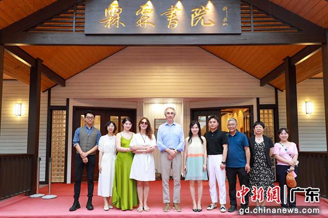 双方代表合影(广州新华学院供图)