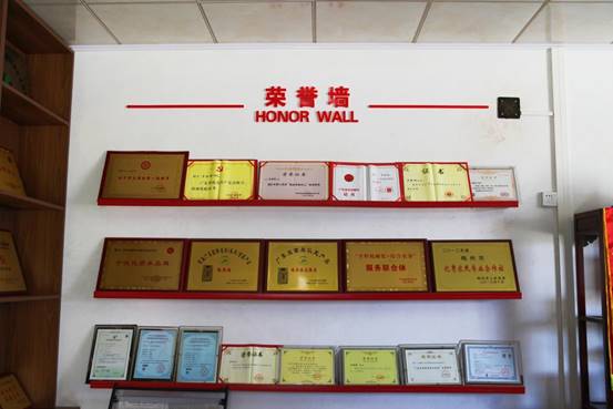 图为罗新辉及其合作社所获部分证书