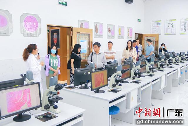 南澳县基础教育师资团队一行参观了广州新华学院广州校区医学类实验室。