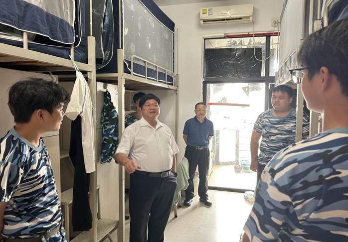 姚正安副校长率队深入新生宿舍 暖心慰问共话AI未来