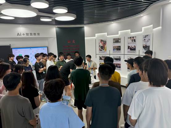 一群人在开会AI 生成的内容可能不正确。