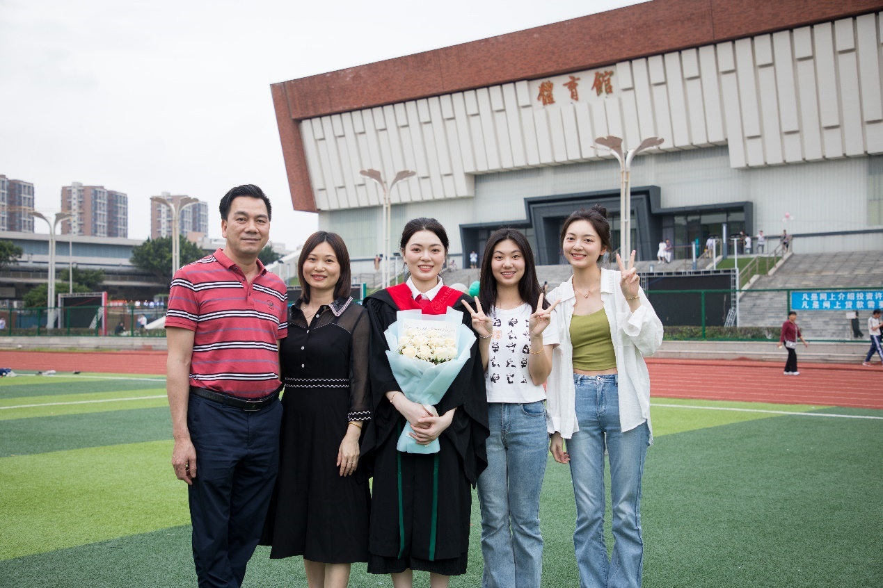 广州新华学院为2020届,2021届毕业生补办学士学位授予仪式