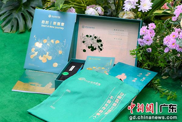 广州新华学院录取通知书盒子(广州新华学院供图)