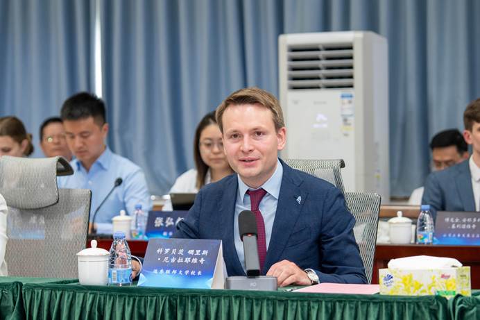 远东联邦大学校长科罗贝茨·硼里斯·尼古拉耶维奇介绍学校情况