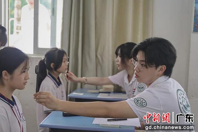 实践队员在潮州市后径小学开展眼健康普查工作(广州新华学院供图)