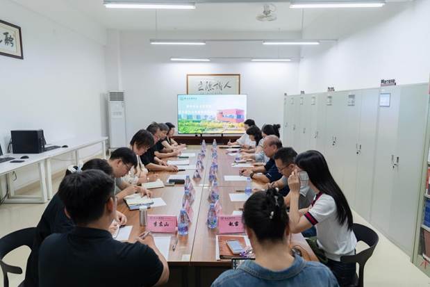 学校评估专班深入艺术设计与传媒学院调研指导
