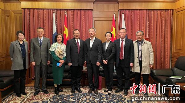 中国驻俄罗斯大使馆领导与广州新华学院俄罗斯考察团全体成员合影