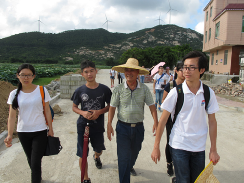 口洋村委会杨国庆书记带领三叶草社会实践队队员参观村容建设良洞村设