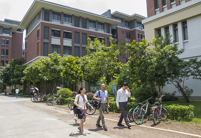 美國康奈爾大學前副校長鮑紹琦院士訪問我校-廣州新華學院