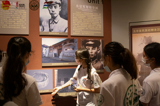 图6队员们参观展览，认真学习