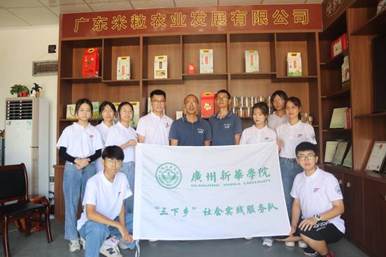 图为实践队员与罗新辉（后排左五）、罗新平（后排左六）大合照