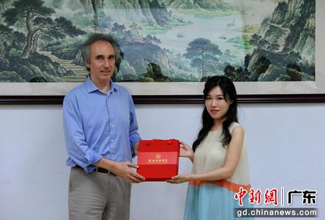 学校董事会董事、副校长刘婉莉(霖霖)向克劳迪奥·加布里埃尔教授敬赠纪念品(广州新华学院供图)