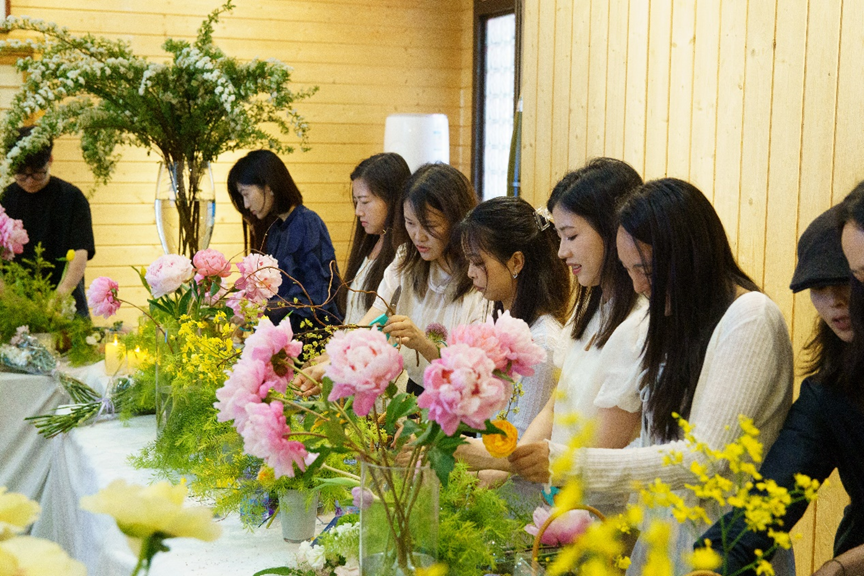广州新华学院“花语七十二候”教职工插花活动打造美育疗愈新范式