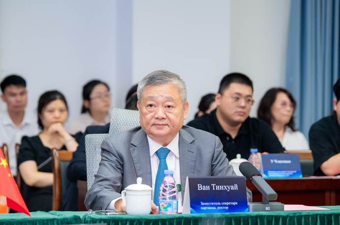 广州新华学院校长王庭槐介绍学校情况