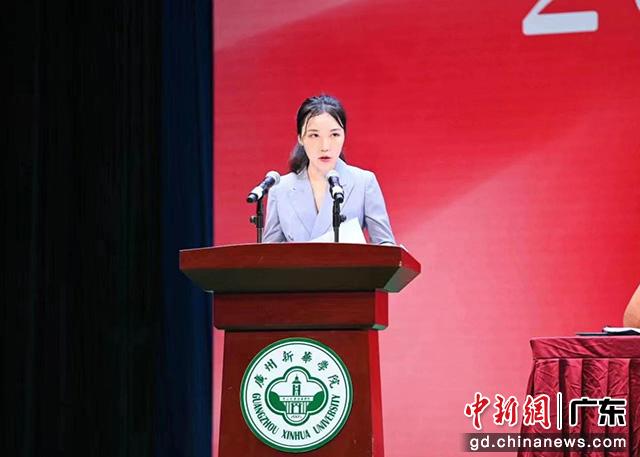 学校董事会董事、副校长刘婉莉（霖霖）代表刘荣海董事长讲话（广州新华学院供图）