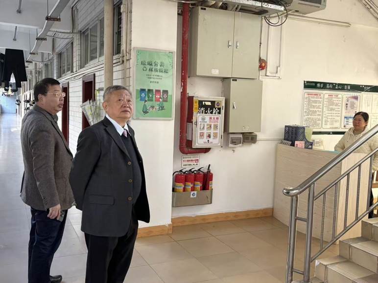 我校领导开展校园突击检查 筑牢岁末年初安全防线