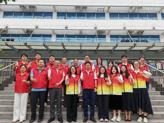 我校国际学院师生联合党支部与招商港口（华南）散杂货营运中心操作部麻涌港区党支部联合开展党日活动