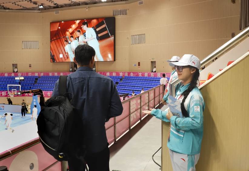 观众引导协调助理 指引观众入座